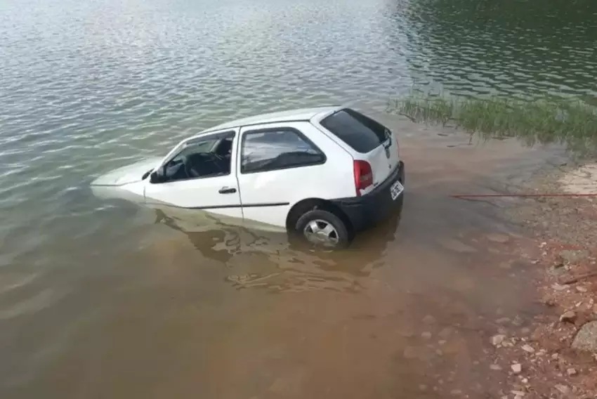 Carro caiu de balsa na represa em Natividade da Serra
