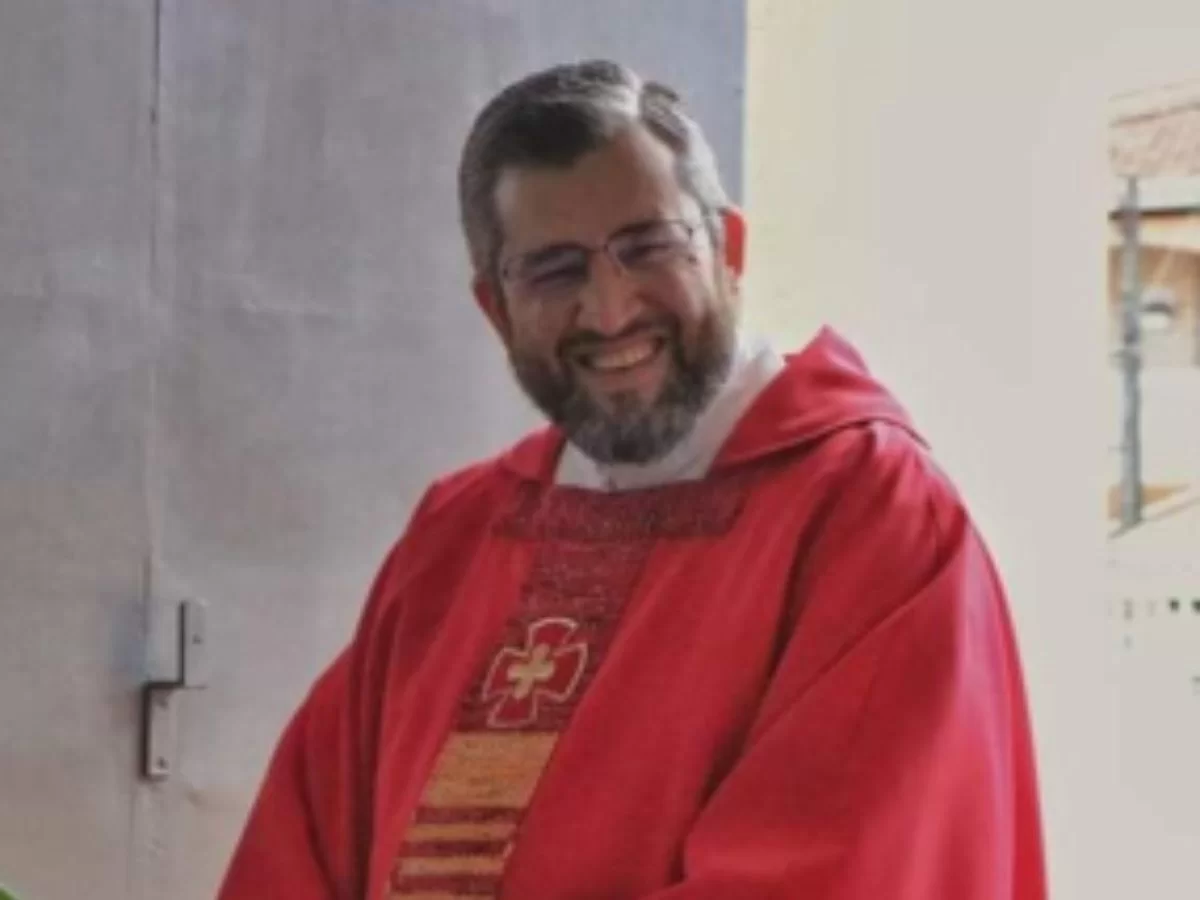Padre Wendel, acusado por injúria racial, sorrindo.