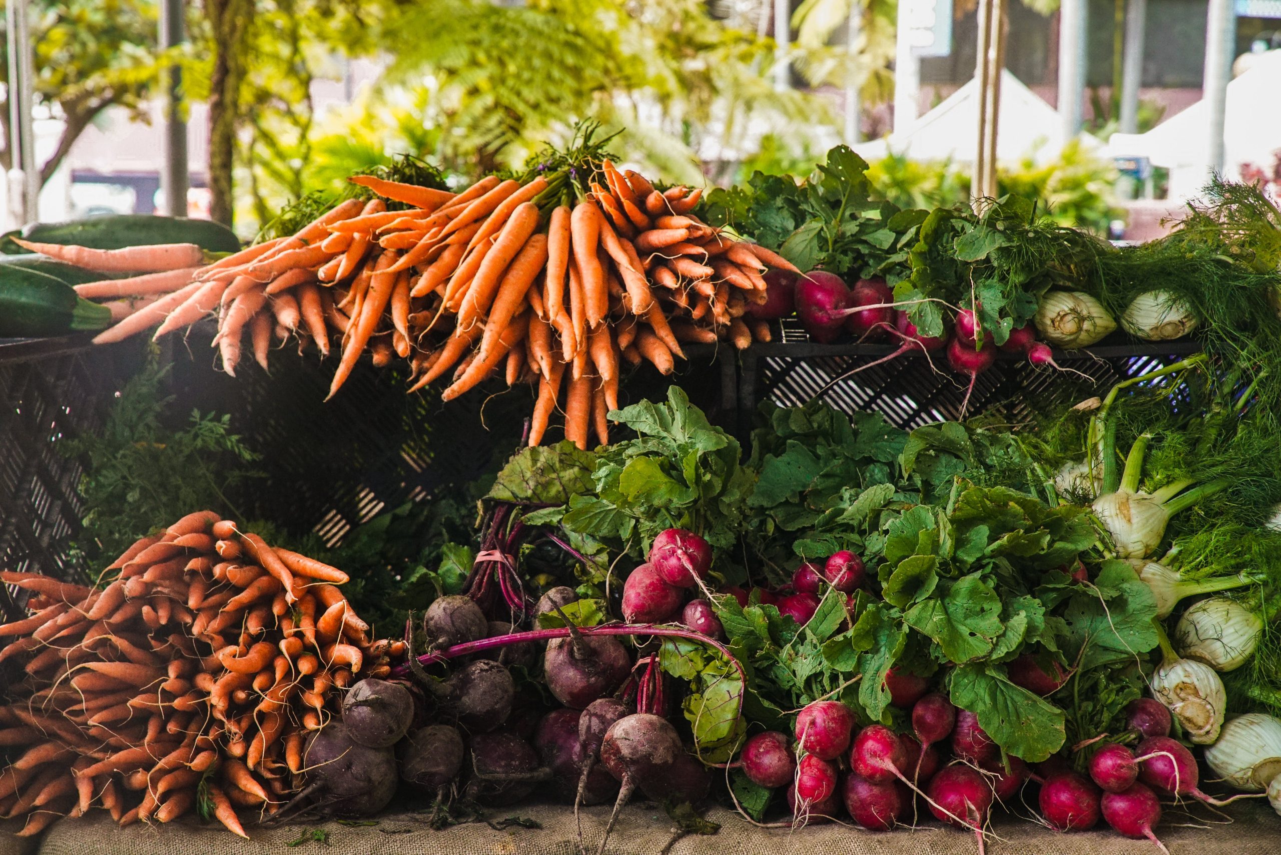 Legumes e verduras amontoados em feira; foto ilustra matéria sobre preços dos alimentos mais baratos e mais caros no Vale