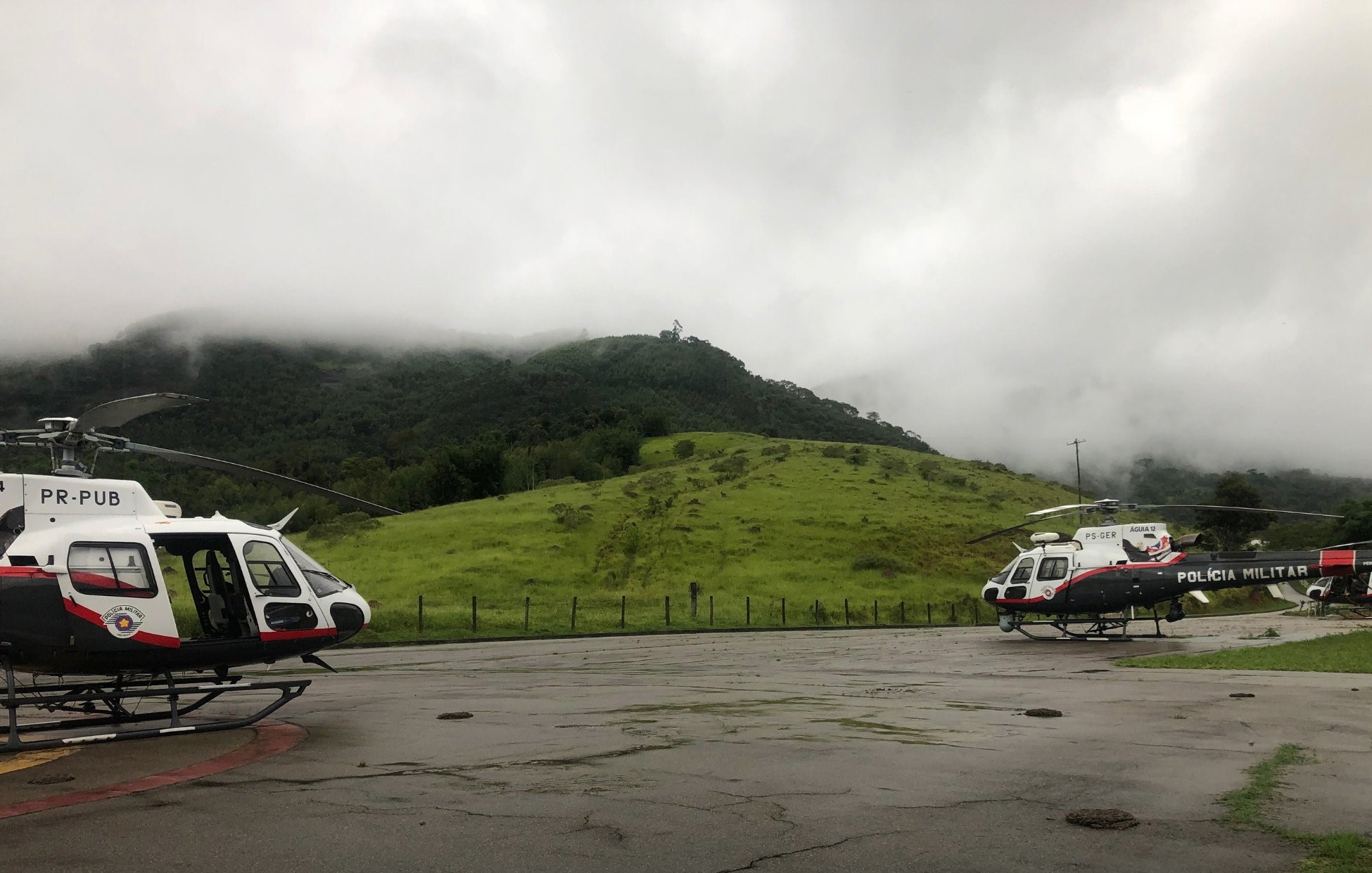 helicóperos ainda em solo em paraibuna; aeronaves são da polícia militar de são paulo