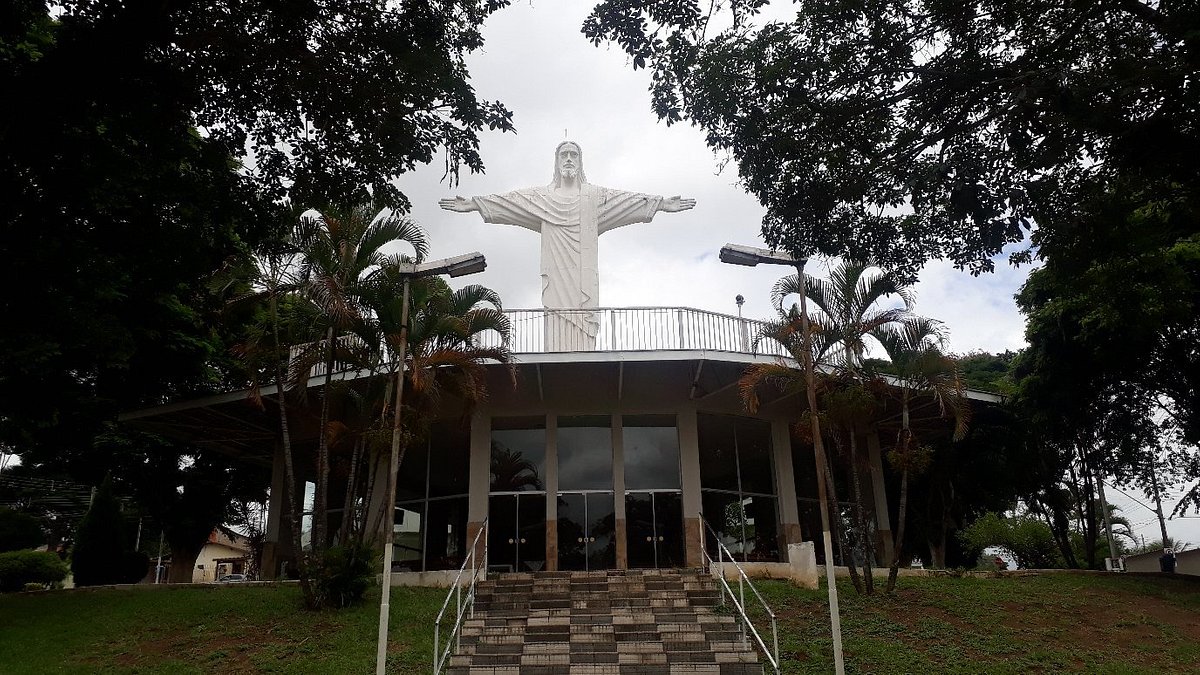 monumento do cristo redentor em taubaté visto de frente em dia nublado