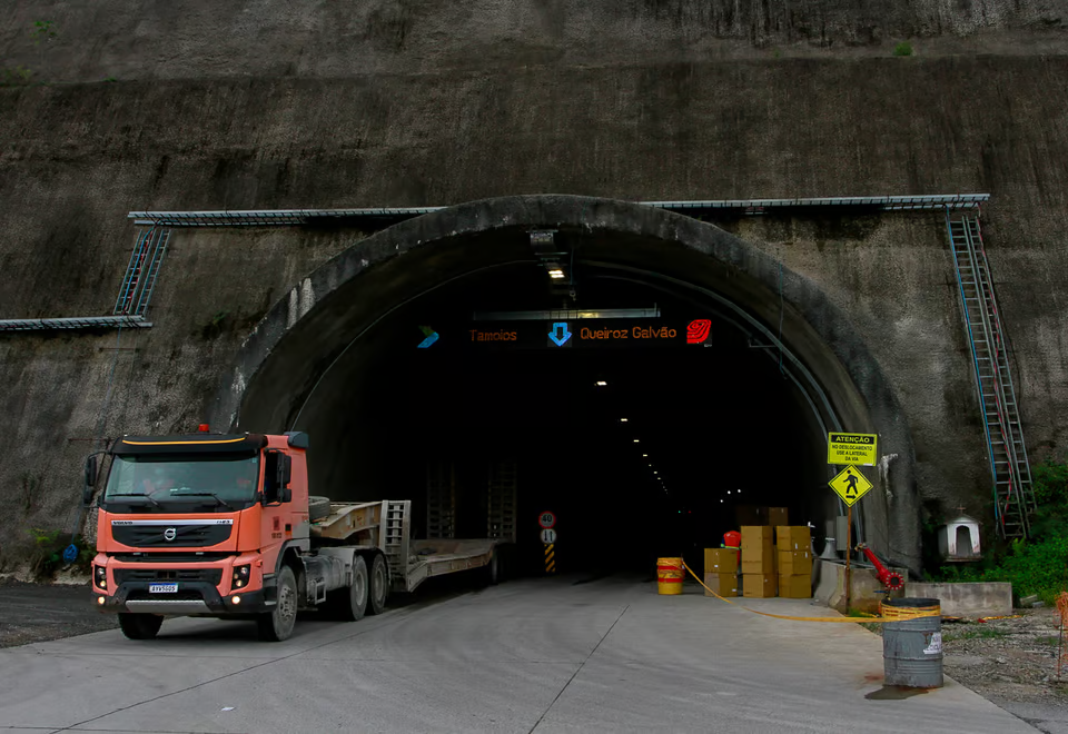 entrada do túnel 3/4 na rodovia dos tamoios
