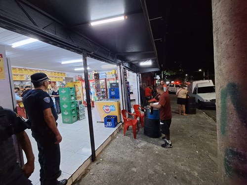 GCM durante fiscalização de estabelecimentos em São José; três adegas foram interditadas