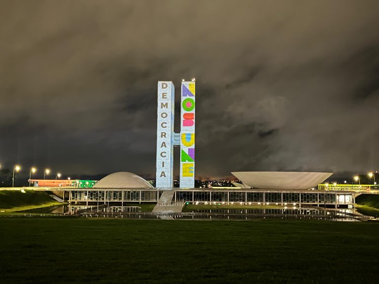 Projeção de frase "democracia nos une" no Congresso Nacional, onde acontece ato pró-democracia de 8 janeiro em Brasília