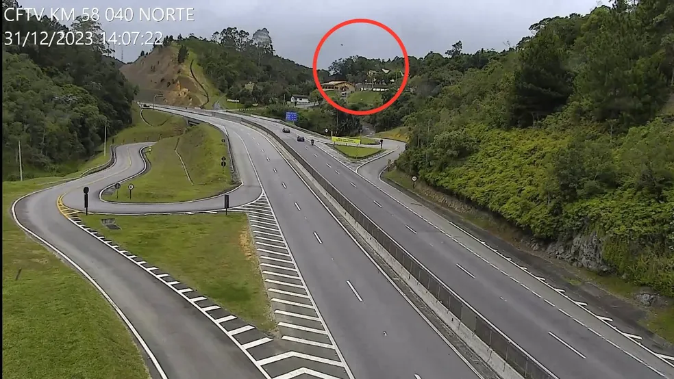 Helicóptero aparece em filmagem de câmeras da Tamoios; buscas continuam