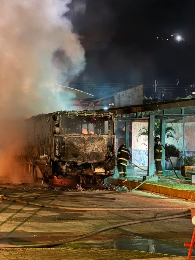 Bombeiros apagando fogo de ônibus incediado após morte de homem em troca de tiros com a PM em São Sebastião