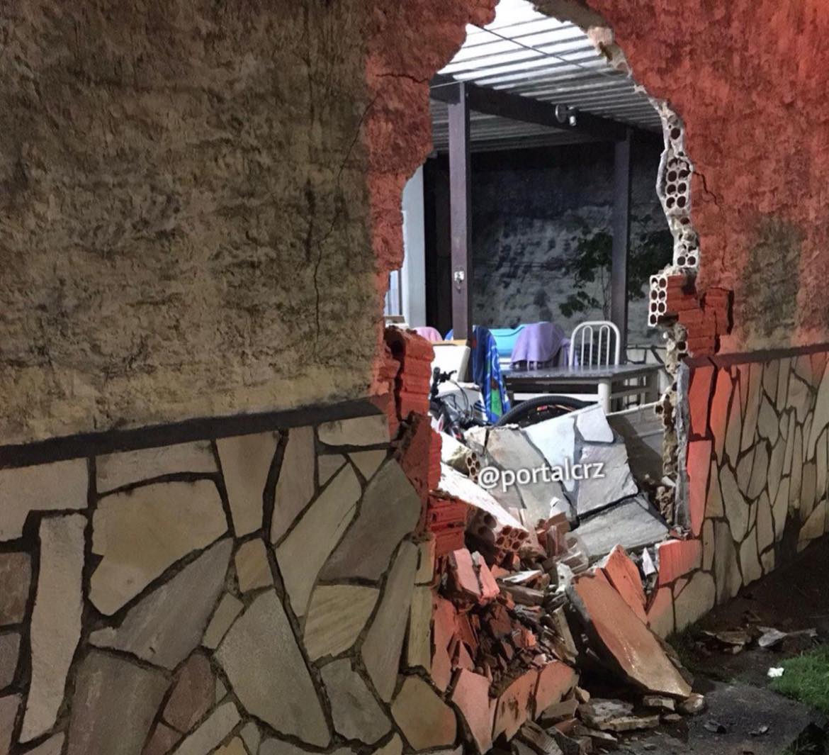 Casa atingida após perseguição da PM a jovem que recusou abordagem e acabou atropelado por viatura em Cruzeiro