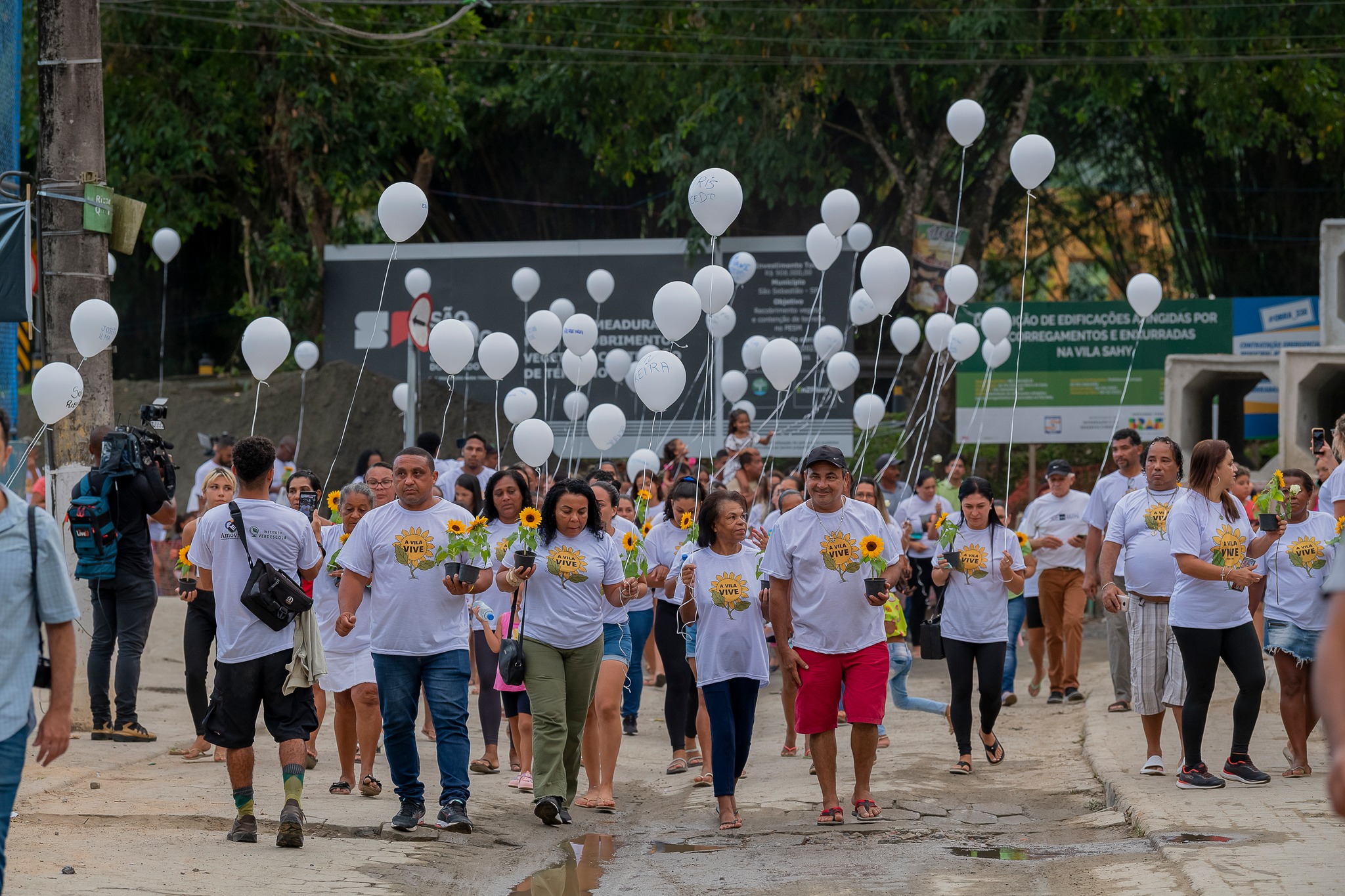 Familares e amigos de vítimas de tragédia em São Sebastião om balões em ato de homenage