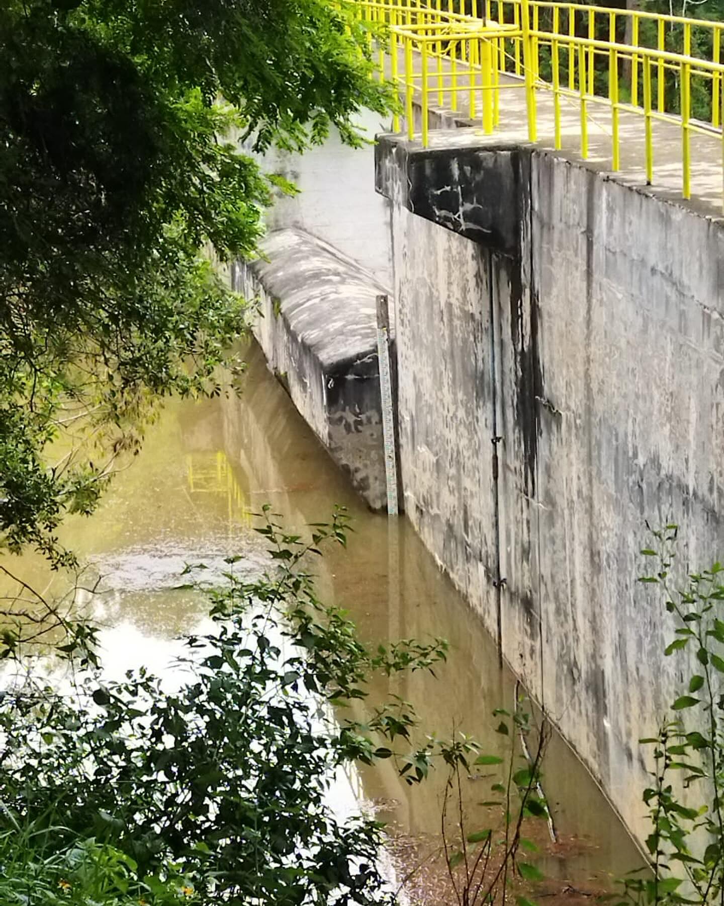 Barragem dos Mottas em Guaratinguetá; Defesa Civil afirma que nível está acima do normal por causa das chuvas mas que barragem não corre risco de romper