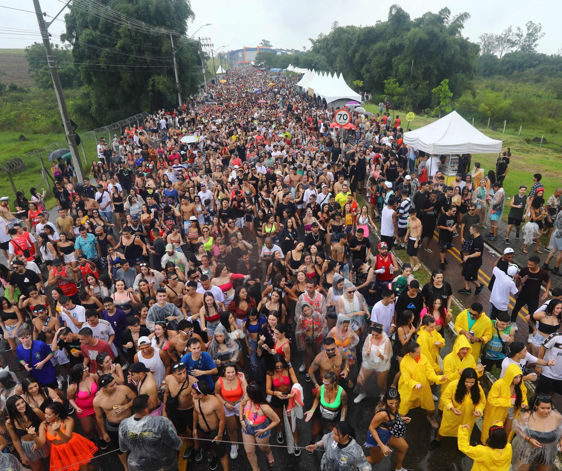 Foliões reunidos duranter Carnaval na rua, referência ao impacto sentido na econômia pela Destination SJC