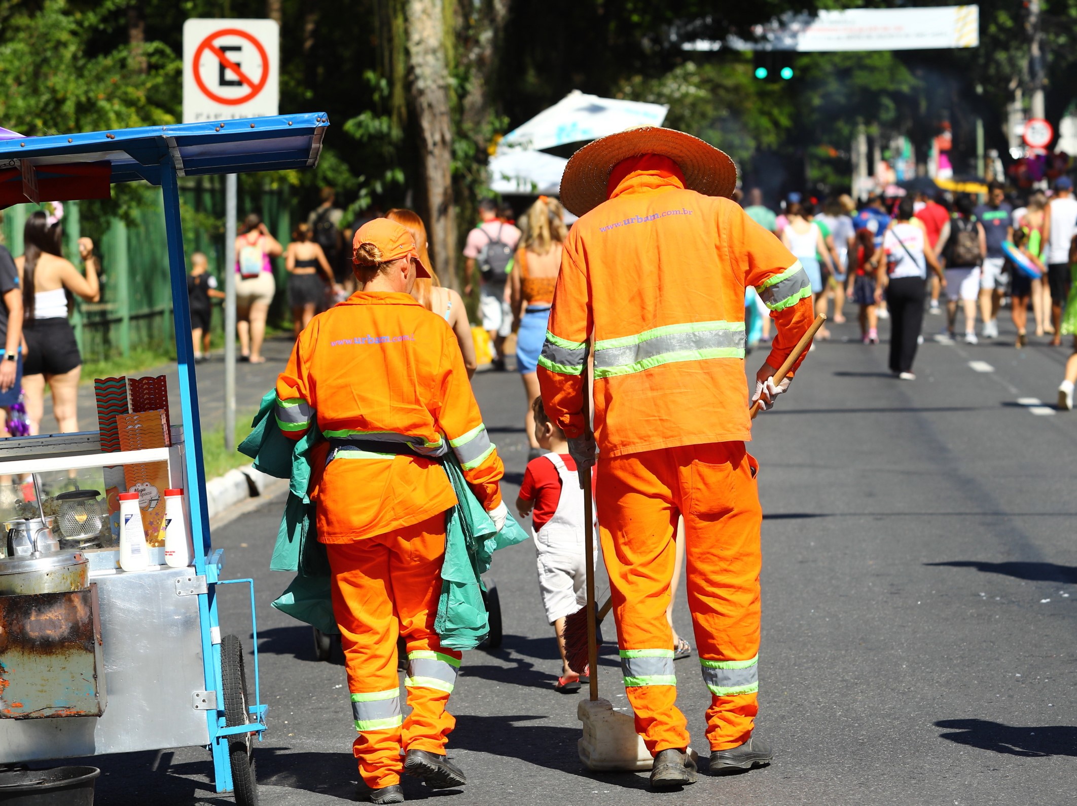 Agentes da Urbam recolhendo resíduos durante o Carnaval
