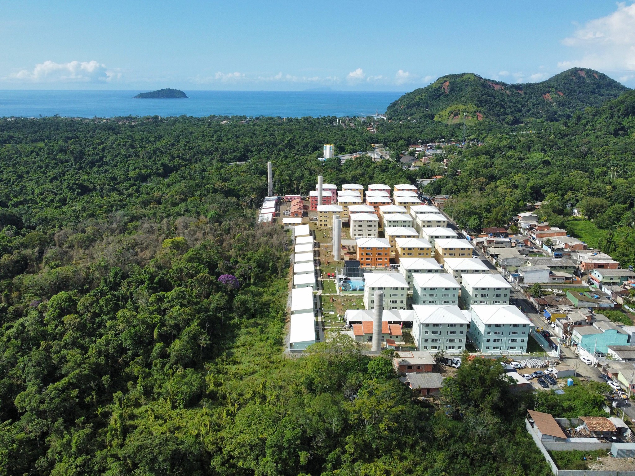 vista aérea da vegetação no bairro baleia verde e dos conjuntos habitacionais construídos na região