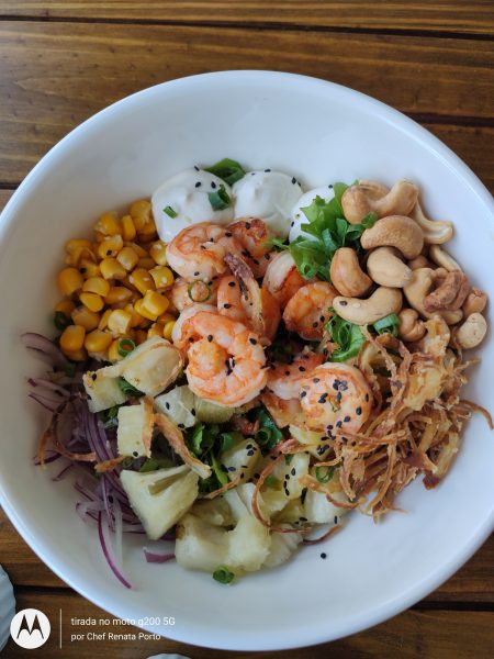 bow de poke com camarão, castanha de caju, arroz, salada e frutas