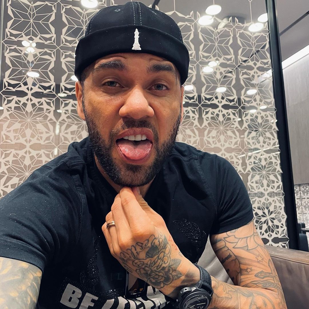 Daniel Alves, com roupa preta e fazendo careta, foi condenado por estupro na Espanha