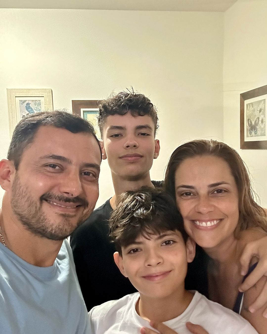 Prefeito de São José do Barreiro, Alexande Braga, com a família após Justiça lhe conceder liberdade provisória