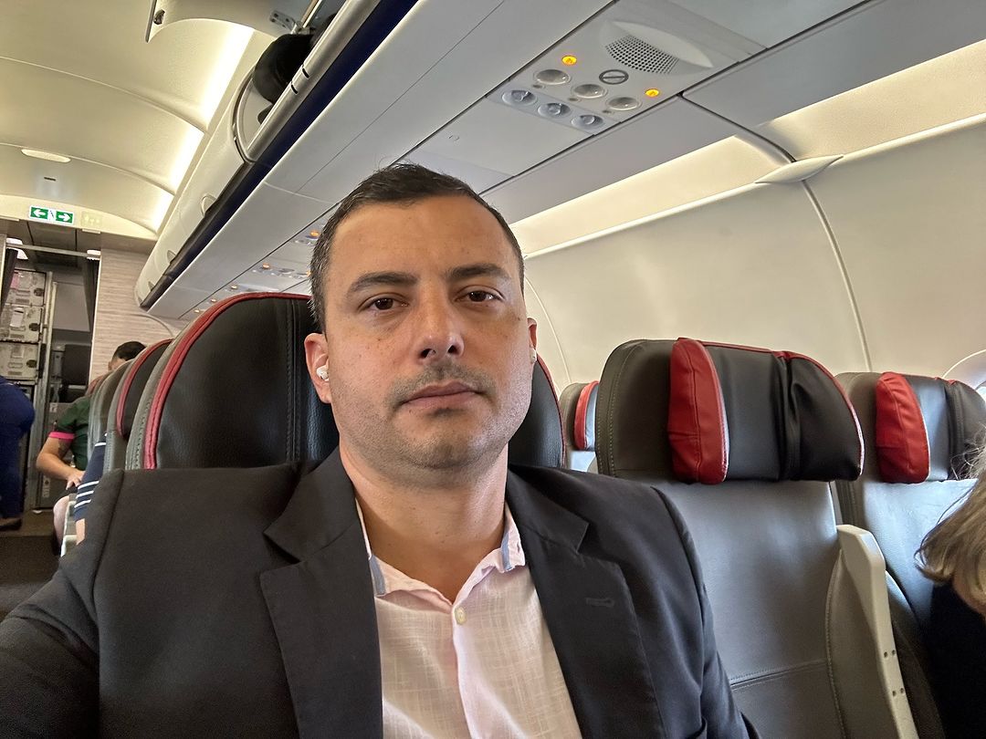 lê braga sentado em assento de avião fazendo selfie