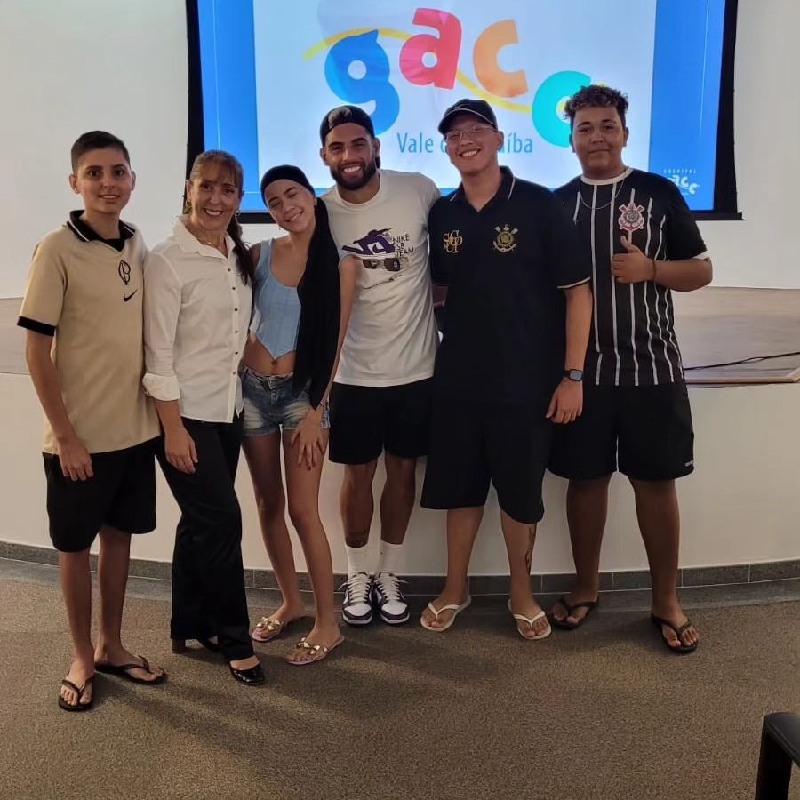 Yuri Alberto com pacientes do GACC