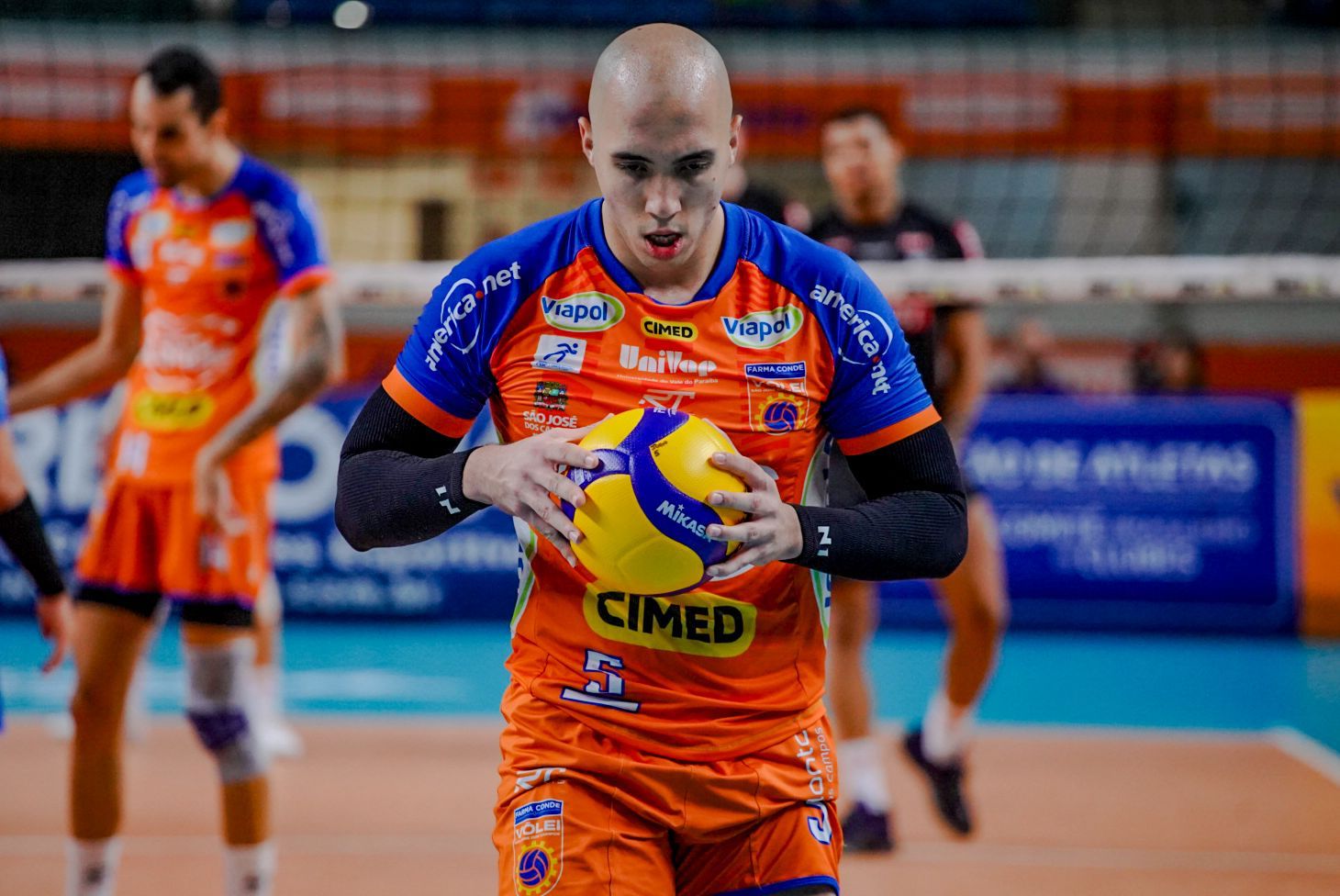 Matheus Brasilia, levantador do Vôlei São José, com a bola durante jogo no Sul-americano 