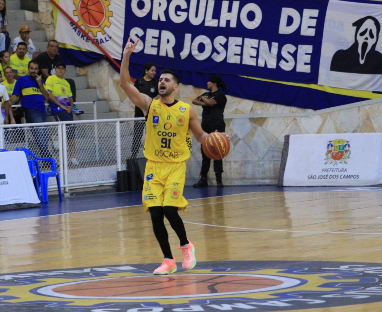Armador, com a bola, que quebrou o recorde de pontos nesta temporada da nbb