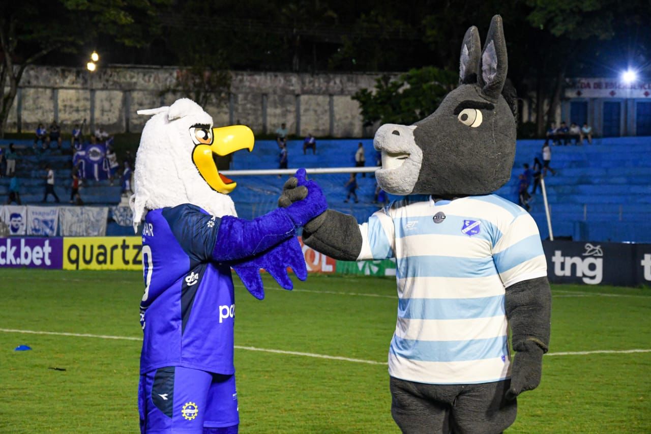 Mascotes do São José e do Taubaté, clubes que fazem o clássico Vale, uniformizados e dando as mãos