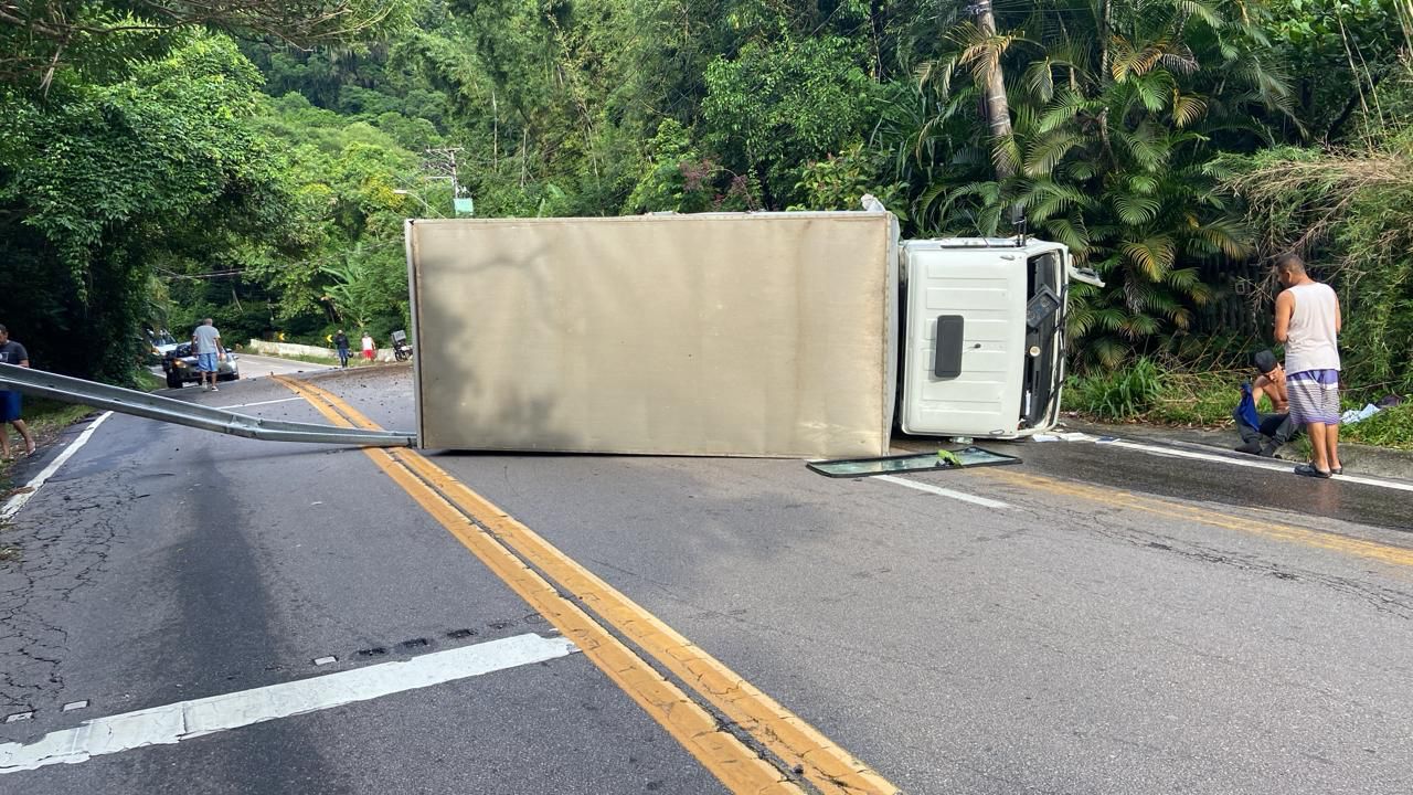 caminhão tombado na rodovia-rio santos em maresias