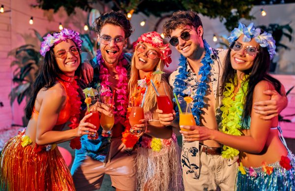 amigos posando para fotocom roupas havaianas