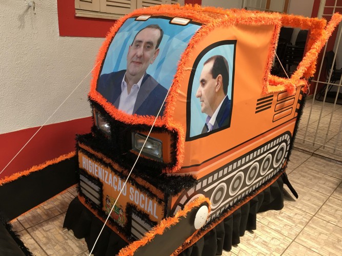 foto do prefeito anderson farias em simulação de trator com o termo "higienização social" na frente
