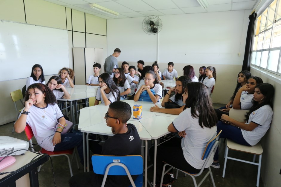 alunos da fundhas em são josé dentro de sala de aula