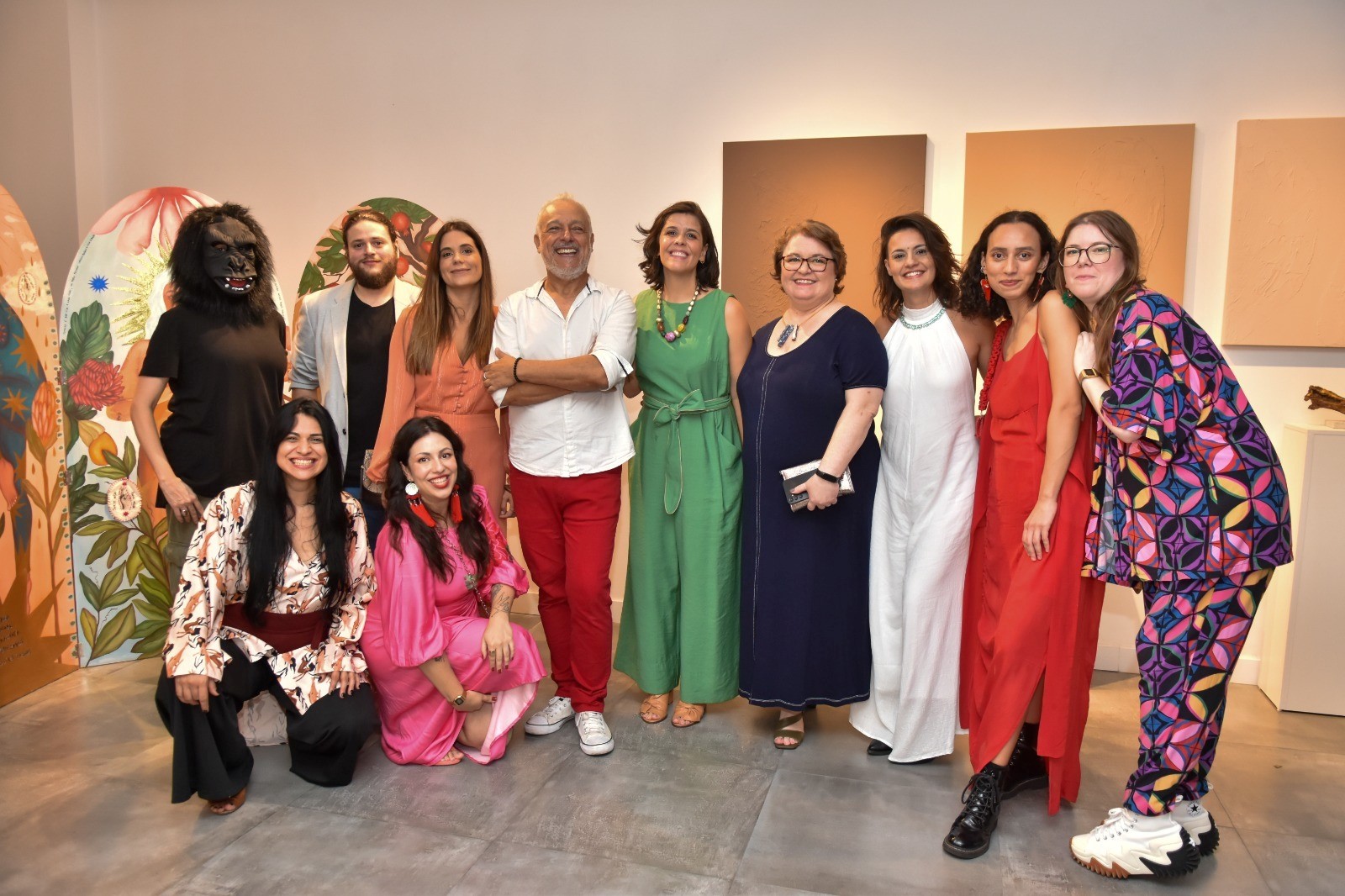 grupo de artistas na galeria poente