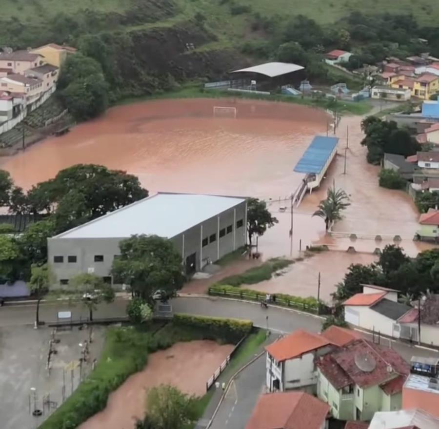Cidade de Paraibuna no Vale do Paraíba alagada após ser castigada por fortes chuvas; prefeitura decretou estado de emergência