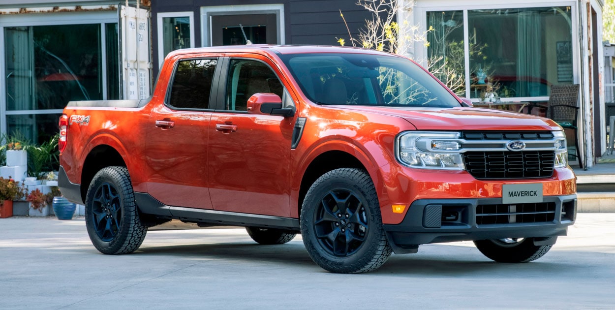 ford maverick laranja fogo estacionada em frente aos fundos de casa