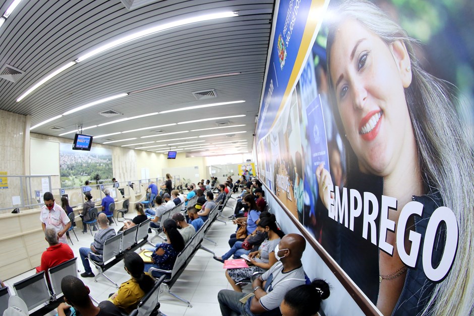 Pessoas sentadas em espera para atendimento no PAT em SJC; local está com vagas disponíveis