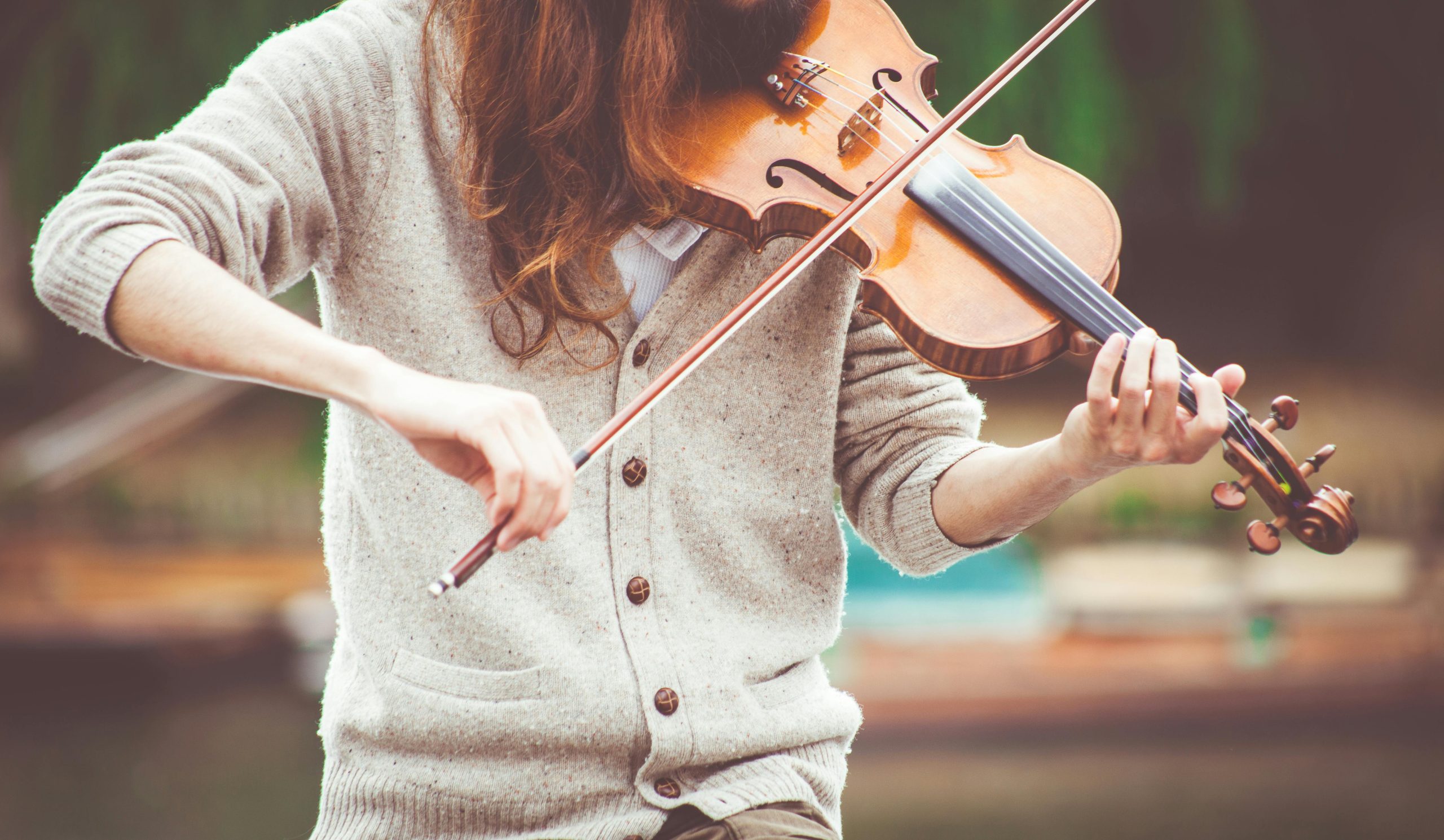 Pessoa tocando violino, uma referência para as semelhanças de Marco Polo e Beethoven