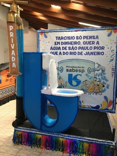 logo da sabesp retratado como privada em carro alegórico do bloco acorda peão