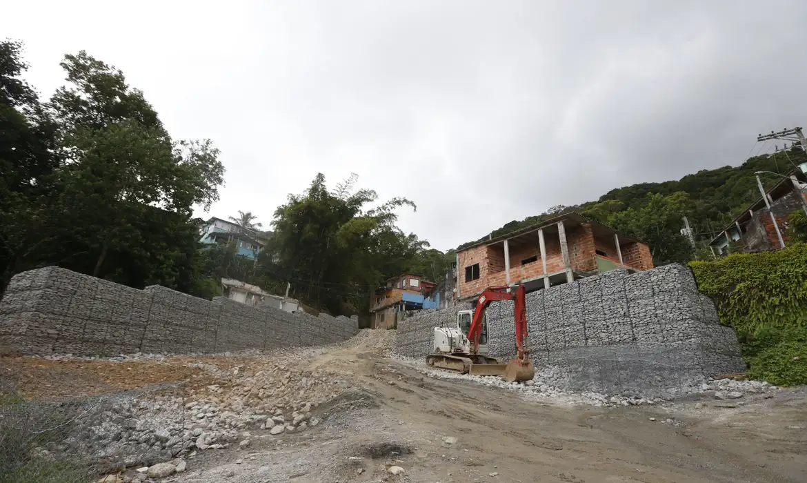 Barreiras montadas para evitar deslizamento em São Sebastião