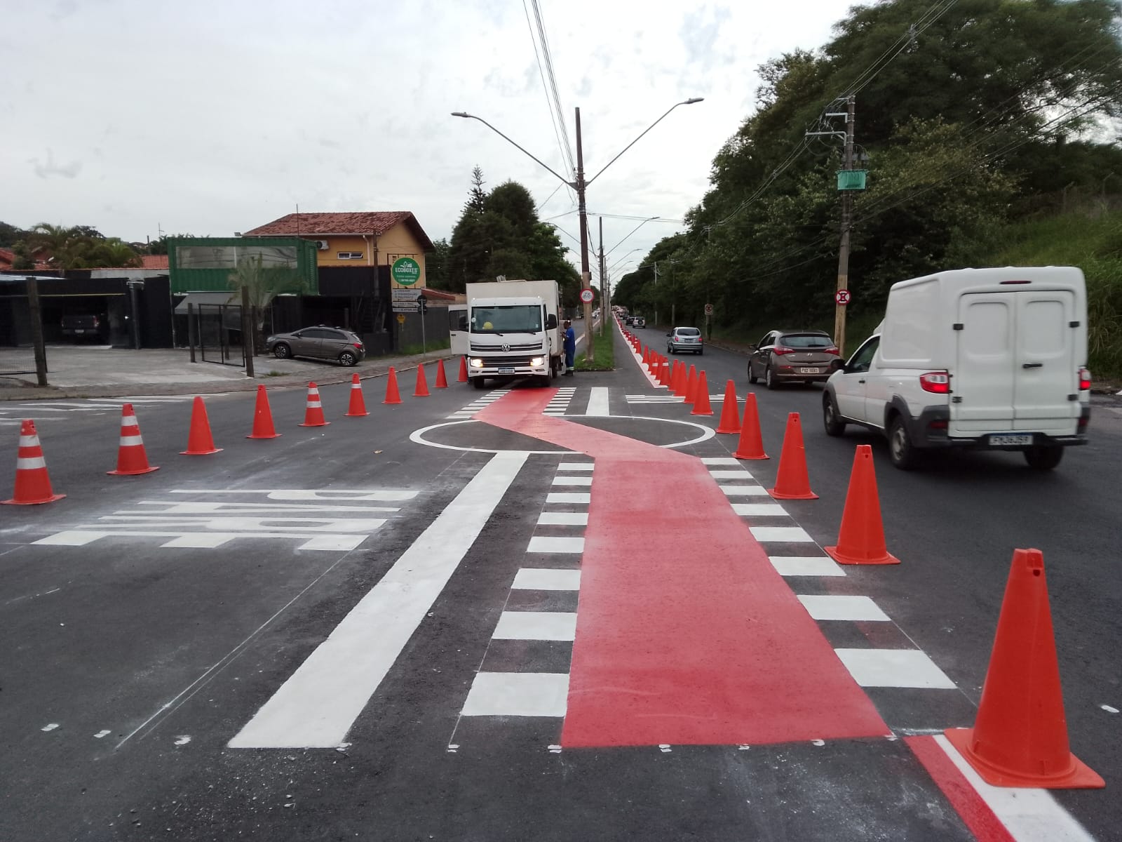 Ciclofaixa finalizada durante obras na avenida Shishima Hifumi