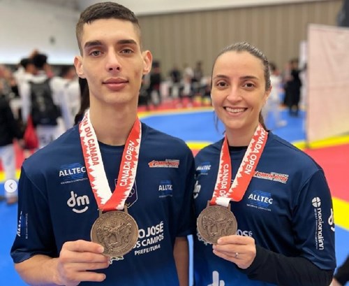 Matheus Bartholo e Lina Bacelarno, atletas do Taekwondo joseense, mostrando suas medalhas de bronze