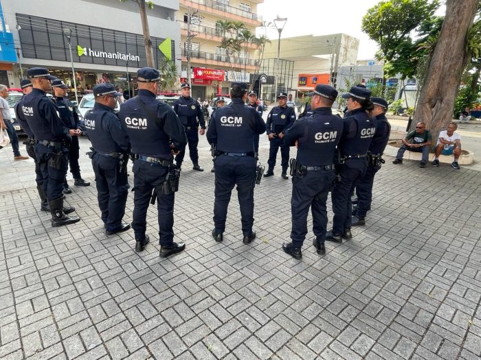 Guarda civis municipais de Taubaté reunidos; Prefeitura mudou sede da Segurança Pública e agora intensifica patrulhamento no centro