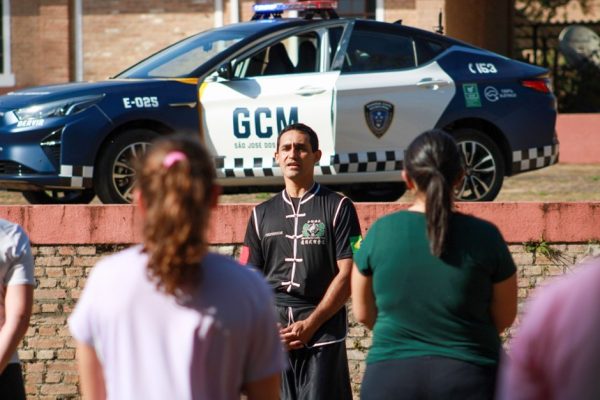 Homem ensinando defesa pessoal para mulheres