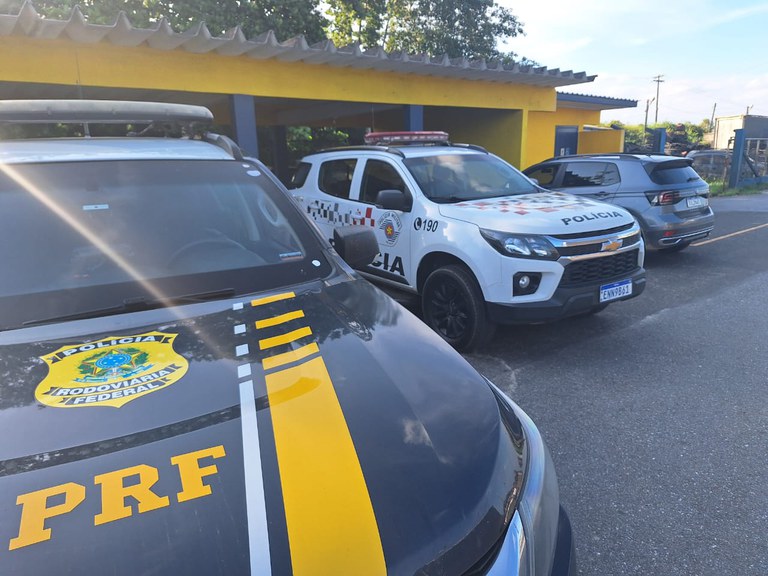 Viatura da PRF; que resgatou adolescente vítima de exploração sexual em boate às margens da Dutra