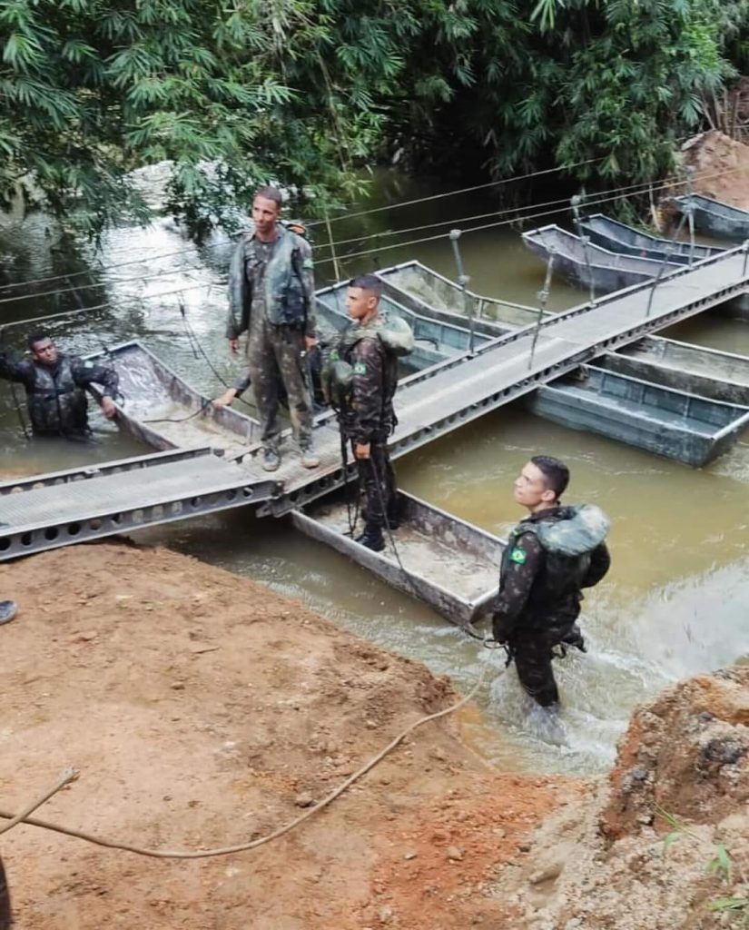 Soldados do Exército Brasileiro em apoio Prefeitura de Ubatuba após queda de ponte no Folha Seca, com construção de passagem provisória