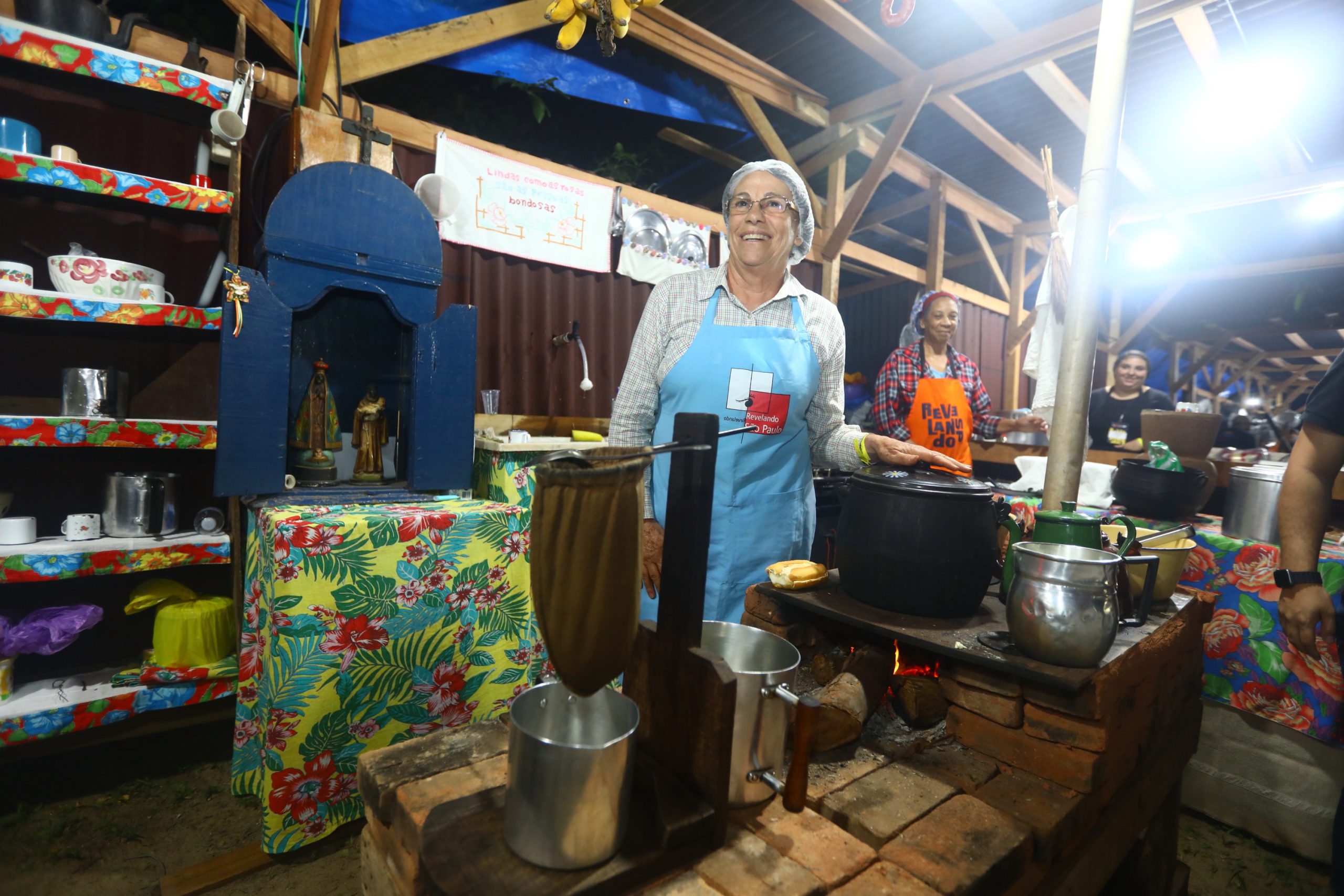 Dona de barraquinha no Revelando SP, referenciando as inscrições abertas para a nova edição