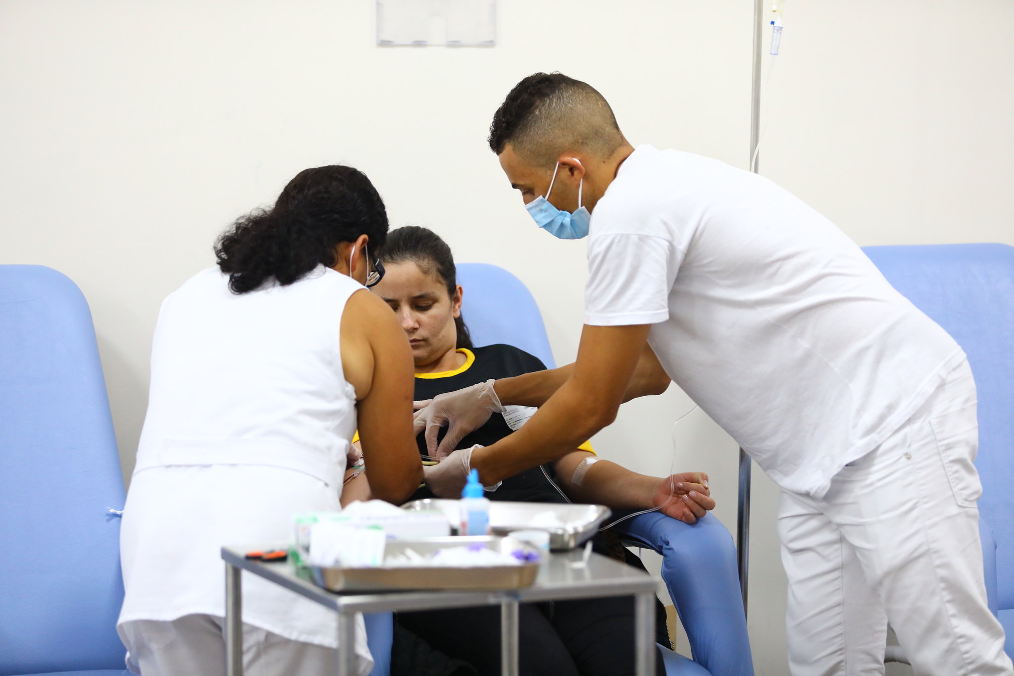 Atendimento de paciente com suspeita de dengue sendo realizado no centro, próximo ao Hospital Municipal de SJC