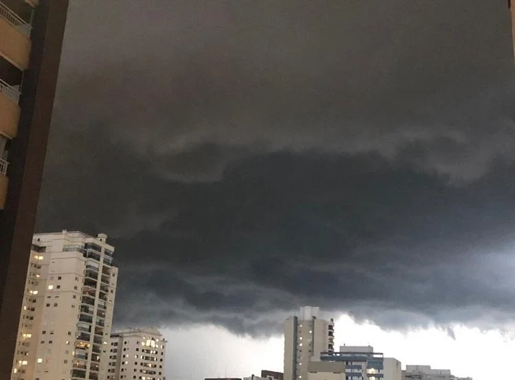 Nuvens escuras e pesadas de chuva sob prédios no Jardim Aquarius em São José dos Campos; Defesa Civil alerta população para chuvas fortes a partir desta quinta (21) no Vale do Paraíba e no Litoral Norte