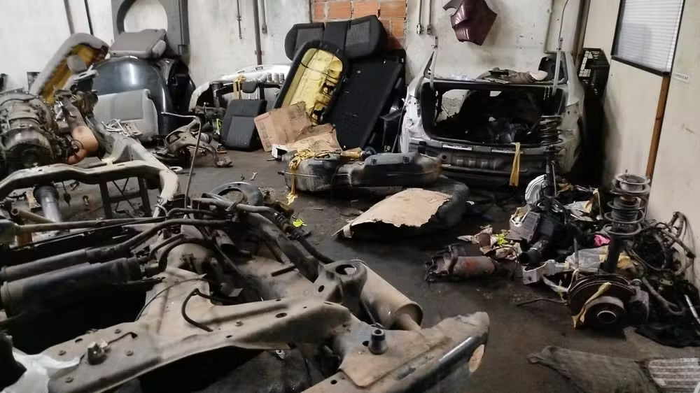 peças de carros espalhadas por galpão ilegal em são josé