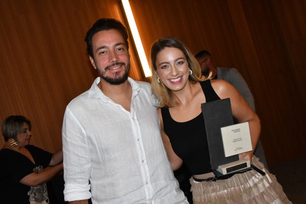 Natalia Traünmuller Lucas Sonnewend, com troféu da Portobello (Foto: Reprodução)
