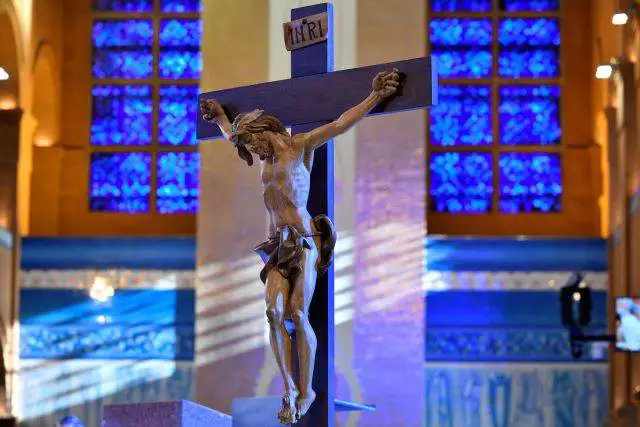 Imagem de Cristo na cruz, no Santuário Nacional de Aparecida, que dará início a programação da Semana Santa neste domingo (24)