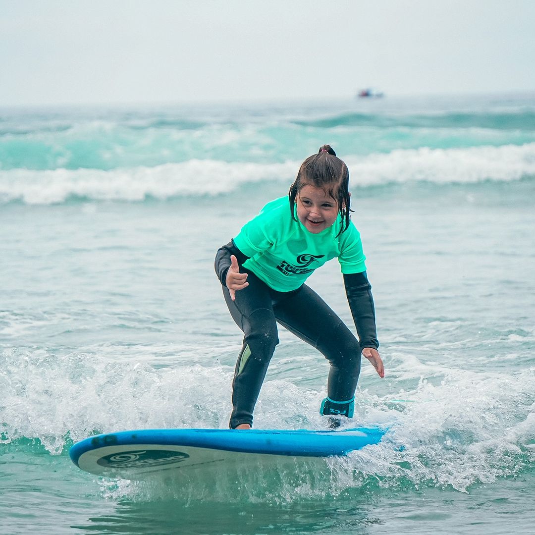 Criança surfando; Filipe Toledo vai abrir Instituto para apoiar jovens talentos em Ubatuba