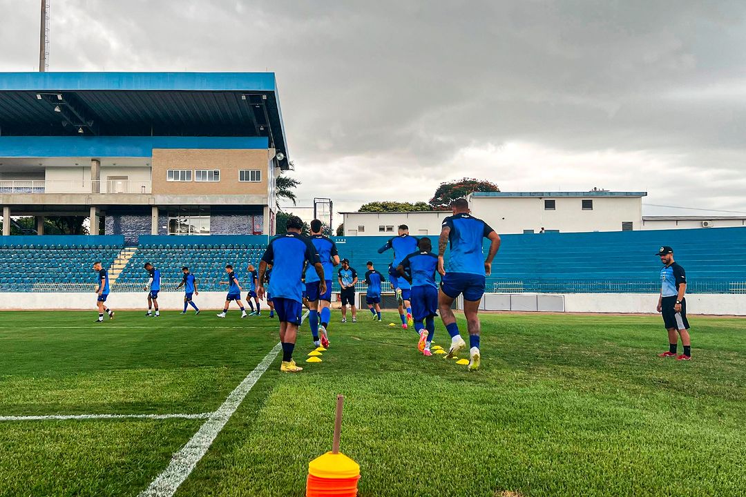 Atletas do São José treinando em campo para partida contra o São Bento