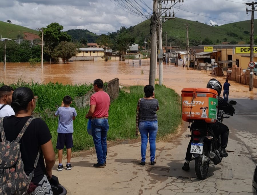 moradores parados em frente a área alagada na zona norte de são josé dos campos